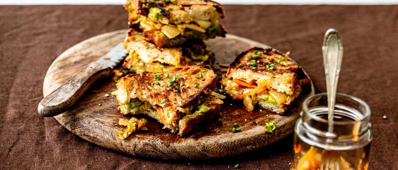 Kimchi Grilled Cheese Sandwich mit Avocado