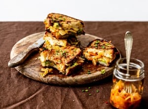 Kimchi Grilled Cheese Sandwich mit Avocado