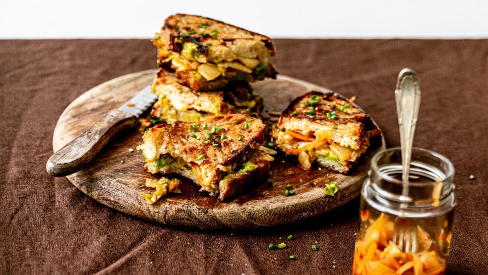 Kimchi Grilled Cheese Sandwich mit Avocado