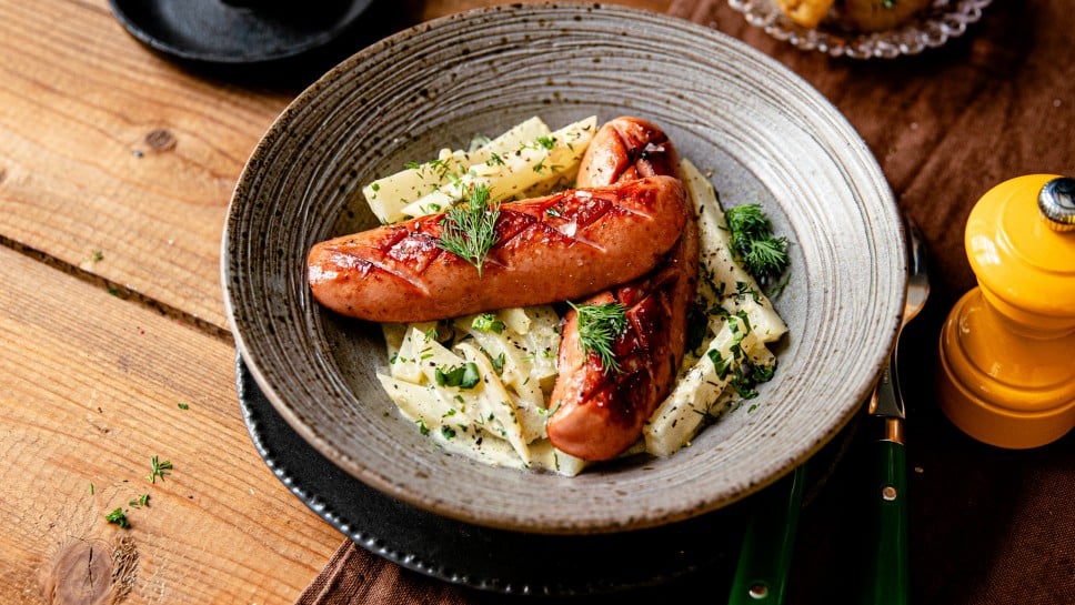 Knacker mit cremigem Kohlrabigemüse