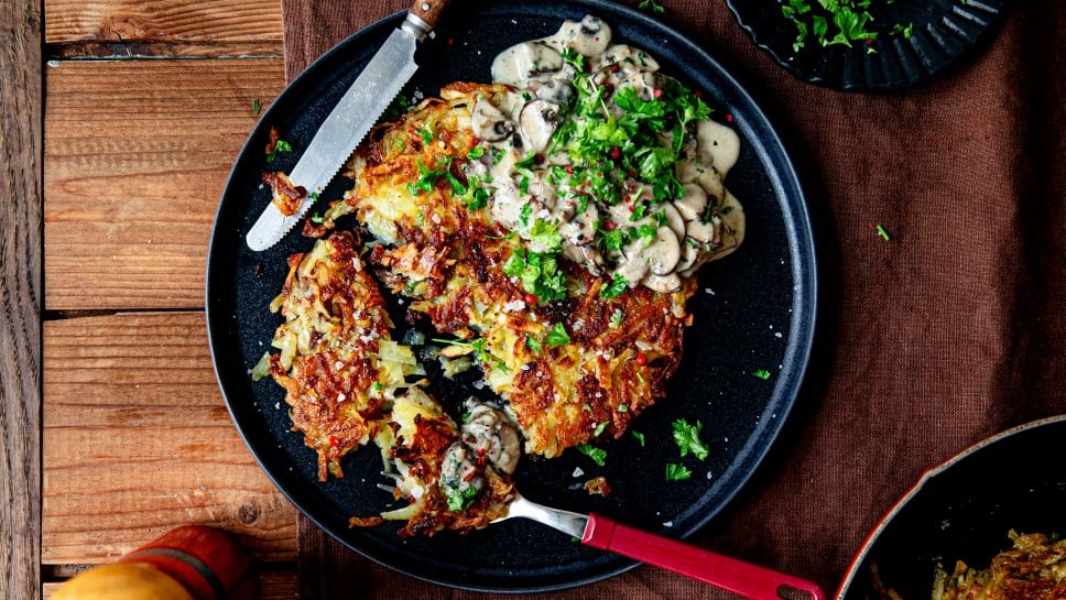 Rösti mit Mozzarella und cremiger Champignonsauce