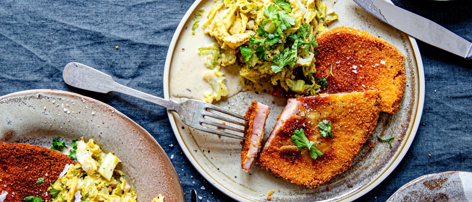 Panierter Leberkäse mit Kohlgemüse