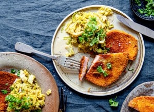 Panierter Leberkäse mit Kohlgemüse