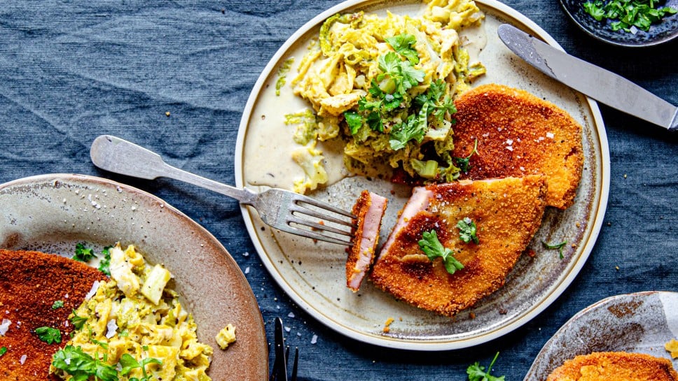 Panierter Leberkäse mit Kohlgemüse