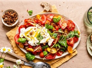 Bunter Tomatensalat mit Burrata