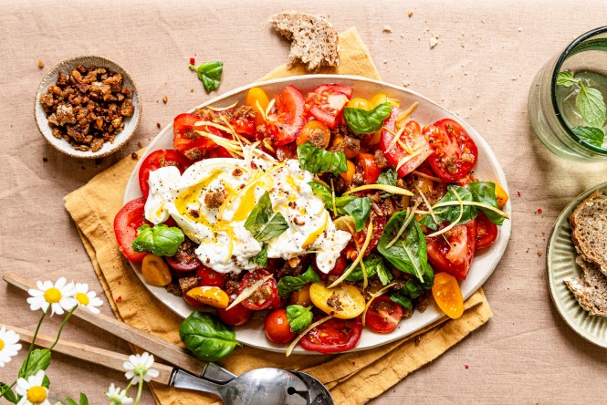 Bunter Tomatensalat mit Burrata