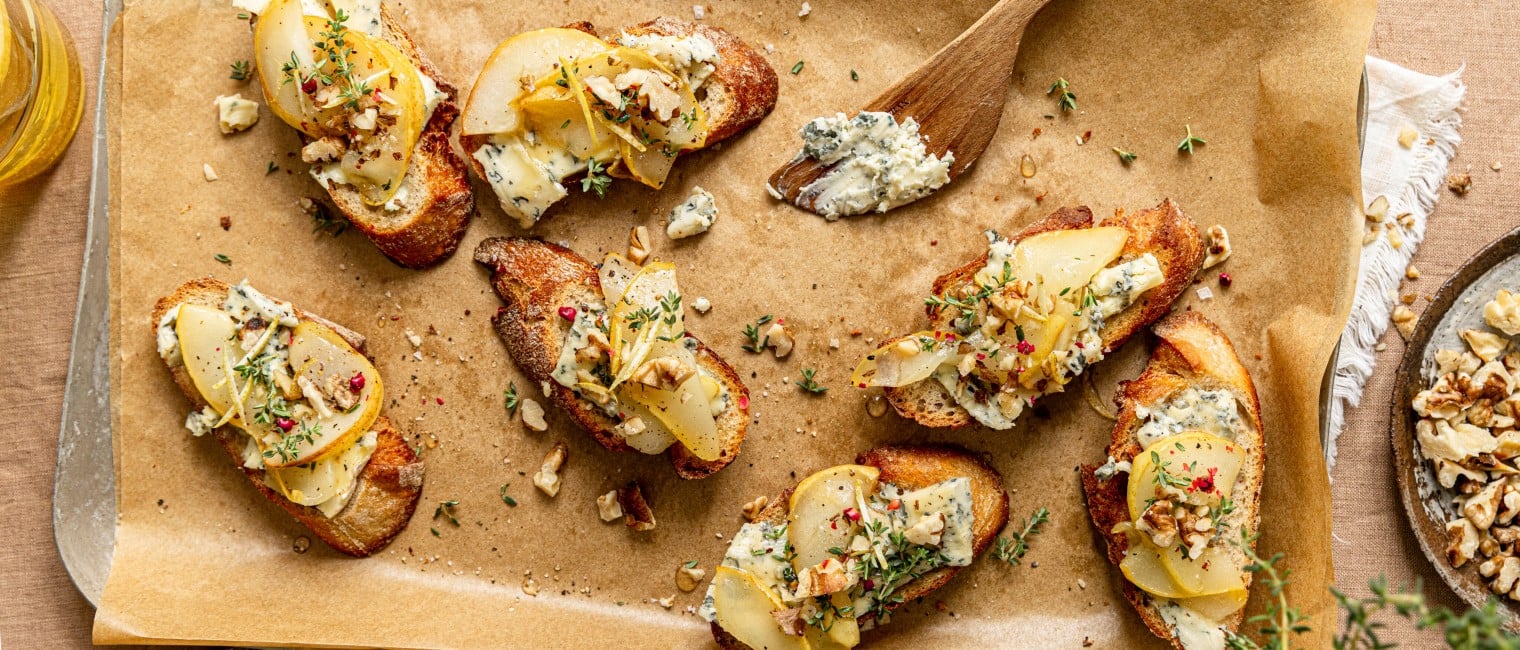 Crostini mit karamellisierten Holunder-Birnen und Edelschimmelkäse