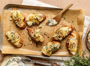 Crostini mit karamellisierten Holunder-Birnen und Edelschimmelkäse