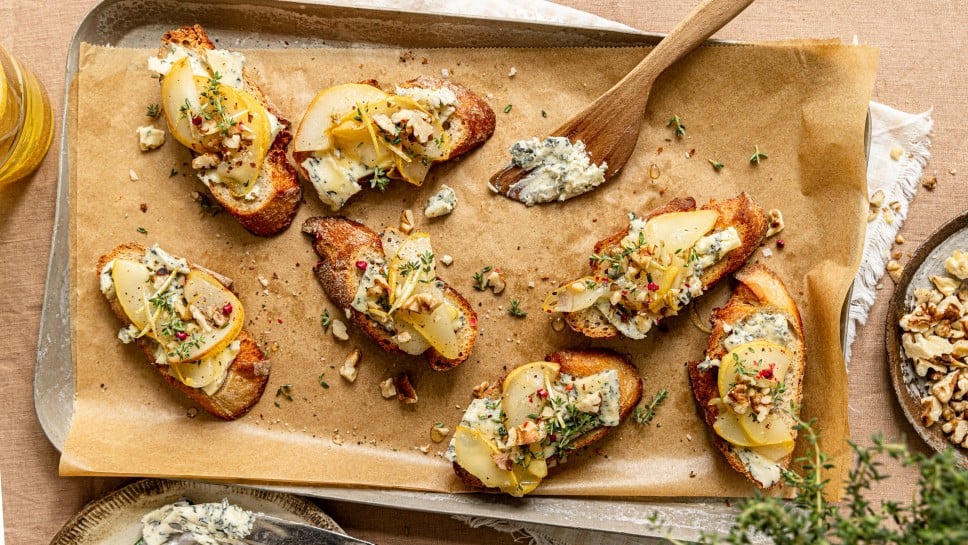 Crostini mit karamellisierten Holunder-Birnen und Edelschimmelkäse