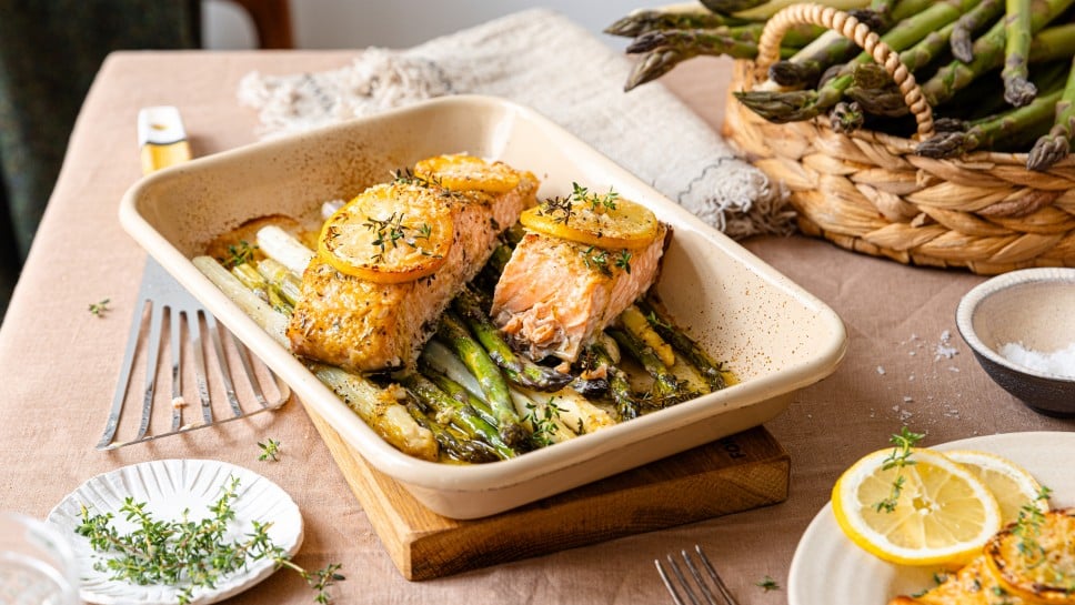 Schneller Lachs mit zweierlei Spargel