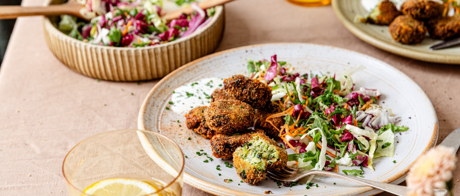 Zucchini Nuggets mit Käse, Joghurtdip und Salat