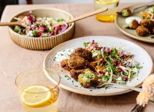 Zucchini Nuggets mit Käse, Joghurtdip und Salat