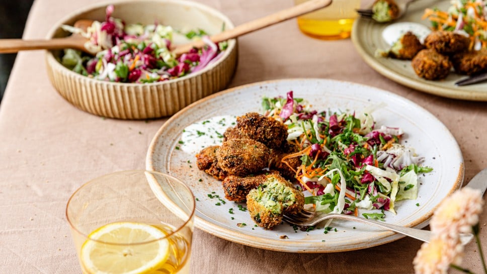 Zucchini Nuggets mit Käse, Joghurtdip und Salat