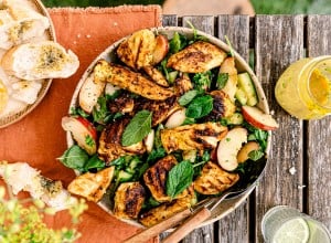 Gegrillter Hendl-Pfirsich-Salat