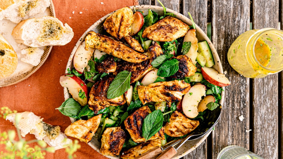 Gegrillter Hendl-Pfirsich-Salat