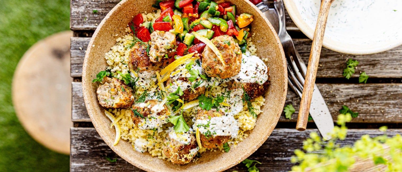 Pepperoncini-Feta-Turkey-Meatballs auf Zitronencouscous