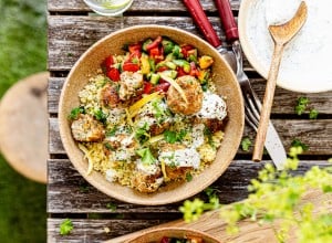 Pepperoncini-Feta-Turkey-Meatballs auf Zitronencouscous