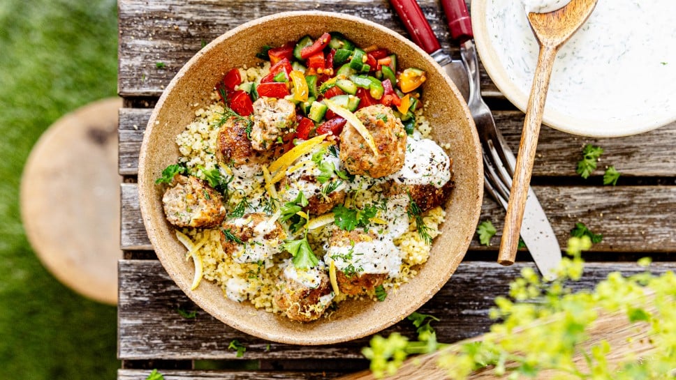 Pepperoncini-Feta-Turkey-Meatballs auf Zitronencouscous