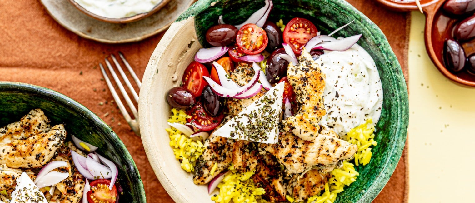 Souvlaki-Style Chicken Bowl mit Zitronenreis & Tzatziki