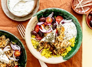 Souvlaki-Style Chicken Bowl mit Zitronenreis & Tzatziki