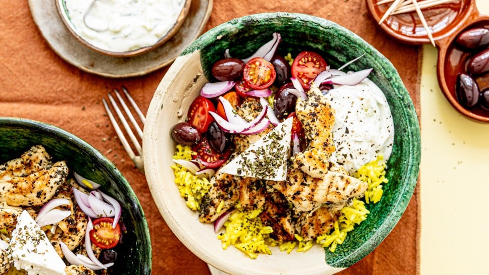 Souvlaki-Style Chicken Bowl mit Zitronenreis & Tzatziki