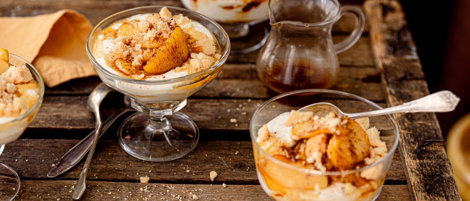 Karamell-Apfel-Dessert im Glas mit Shortbread