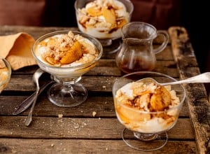 Karamell-Apfel-Dessert im Glas mit Shortbread