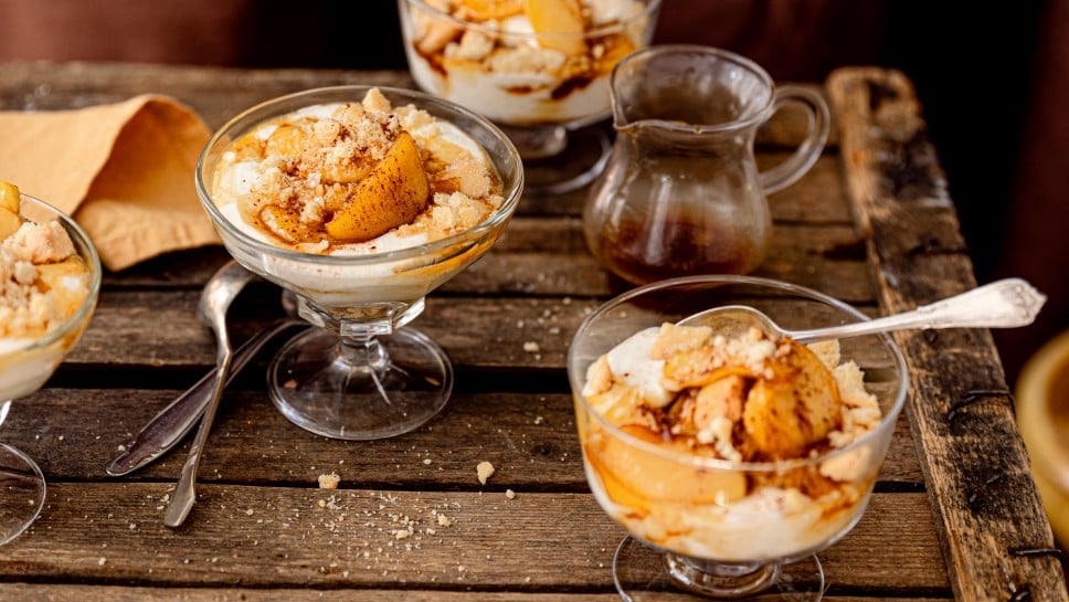 Karamell-Apfel-Dessert im Glas mit Shortbread