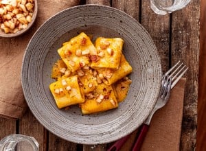 Kürbis-Carbonara mit knusprigem Halloumi