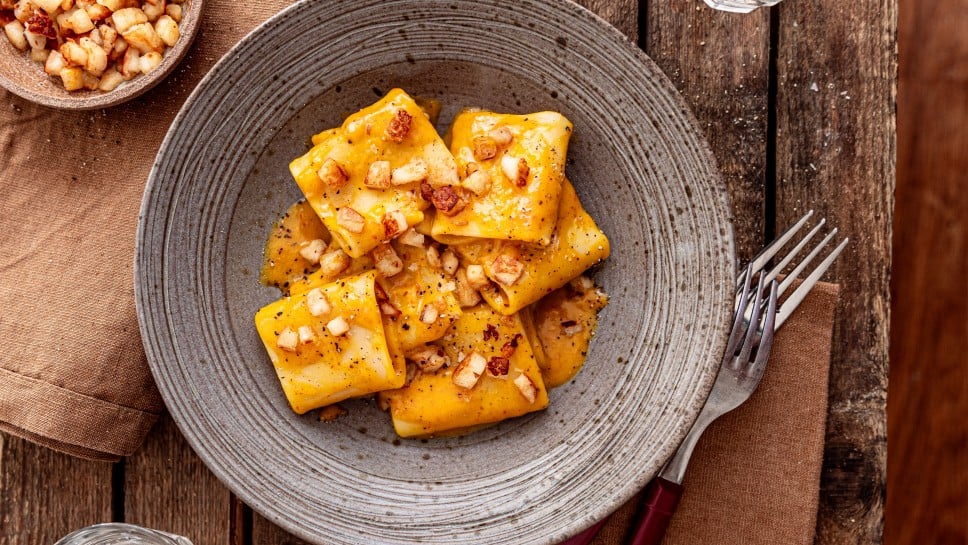 Kürbis-Carbonara mit knusprigem Halloumi
