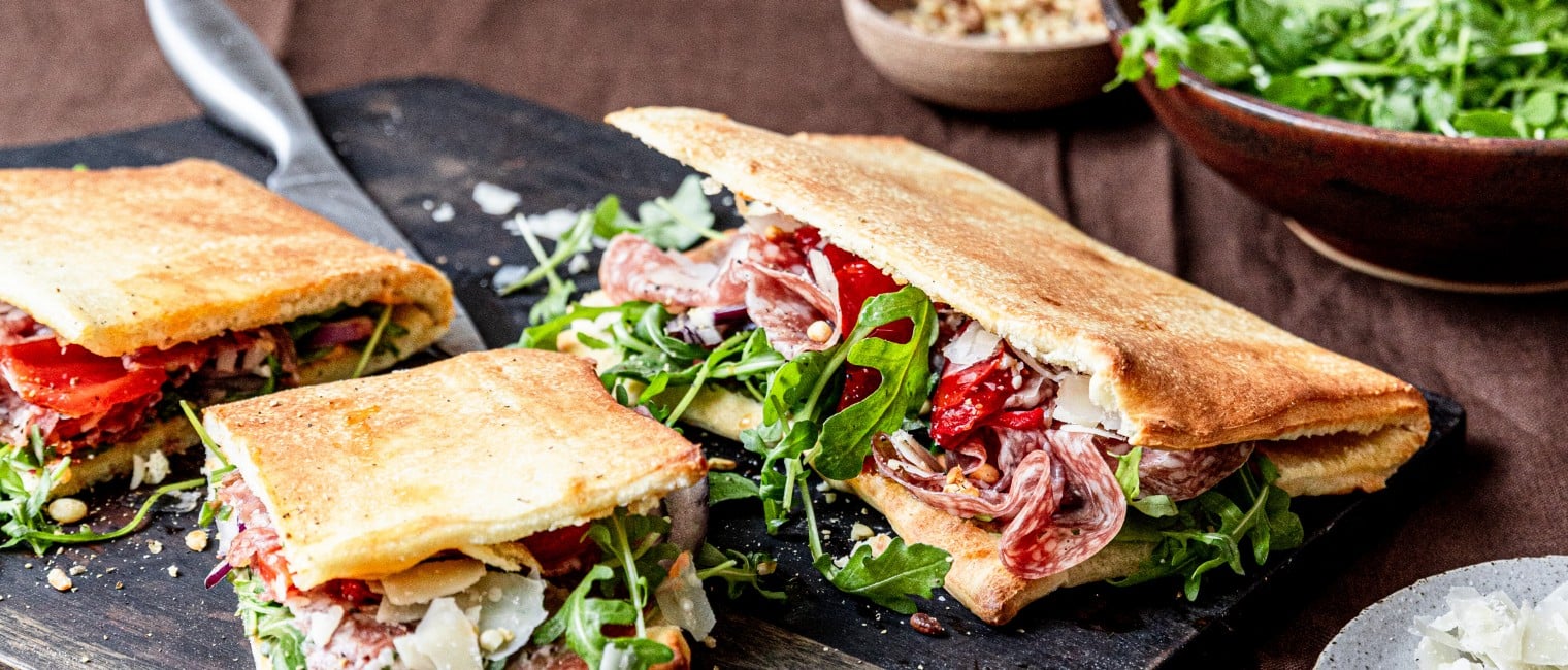 Schnelles Panuozzo mit Salami und Paprika-Ricottacreme