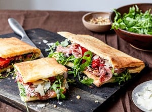 Schnelles Panuozzo mit Salami und Paprika-Ricottacreme
