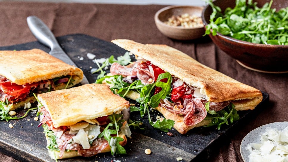 Schnelles Panuozzo mit Salami und Paprika-Ricottacreme