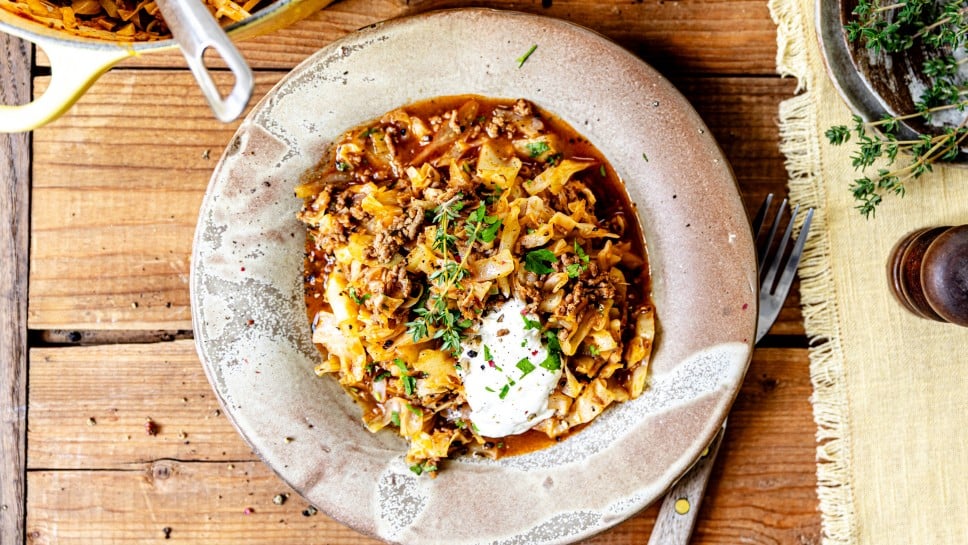 Schnelle Spitzkohlpfanne mit Rinderfaschiertem