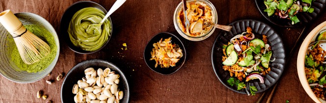 gedeckter Tisch mit trendigen Rezepten 