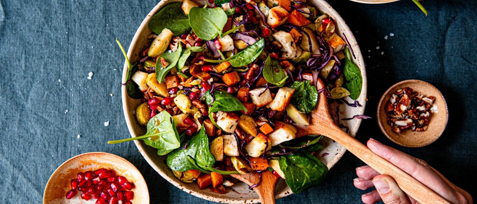 Wintersalat mit Rotkraut, Süßkartoffel und Halloumi