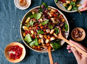 Wintersalat mit Rotkraut, Süßkartoffel und Halloumi