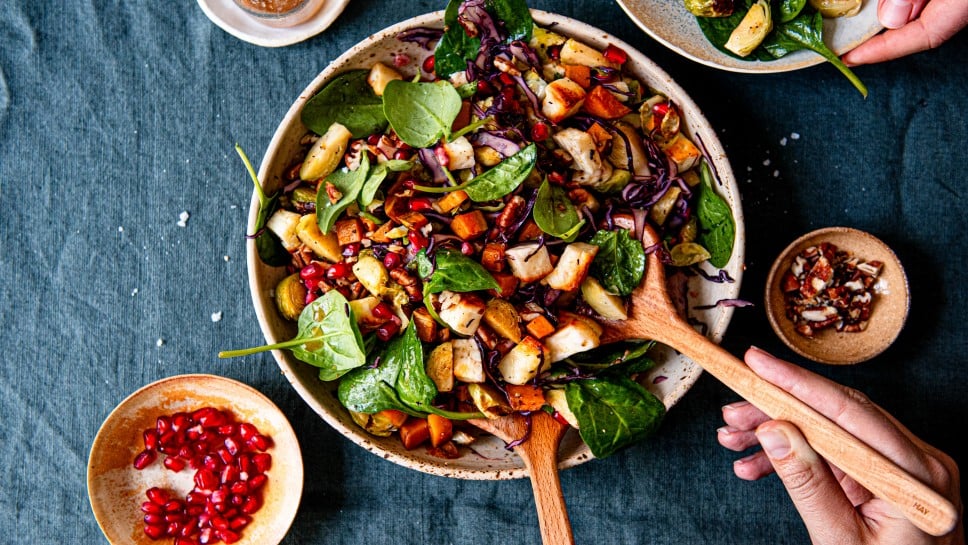 Wintersalat mit Rotkraut, Süßkartoffel und Halloumi
