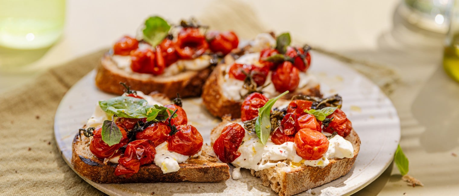 Geschmorte Rispentomaten auf getoastetem Brot mit Burrata