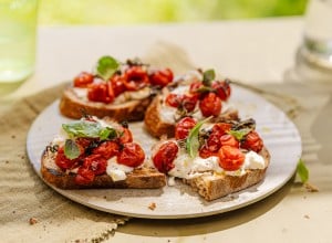 Geschmorte Rispentomaten auf getoastetem Brot mit Burrata