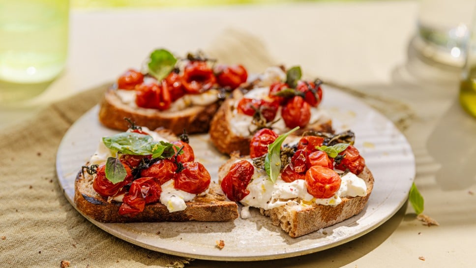 Geschmorte Rispentomaten auf getoastetem Brot mit Burrata