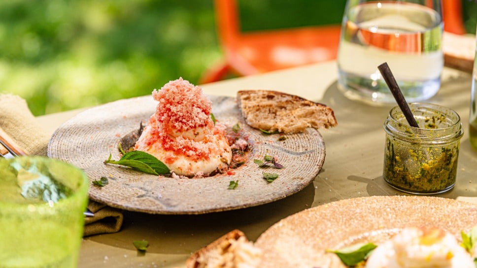 Geeiste Tomate auf Burrata