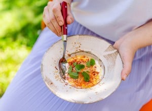 Geeister Pfirsich auf griechischem Joghurt mit Honig