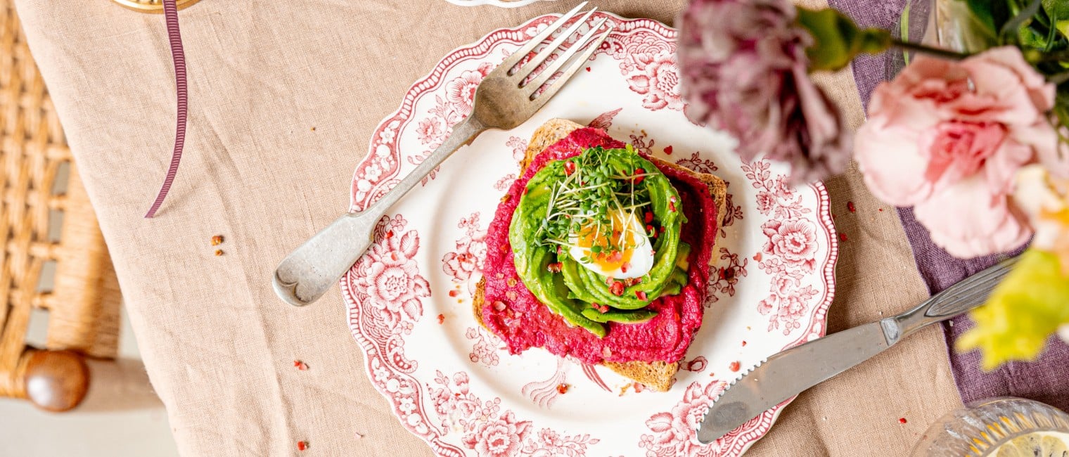 Avocado Rose auf Toast mit Pink Hummus