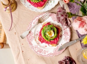 Avocado Rose auf Toast mit Pink Hummus