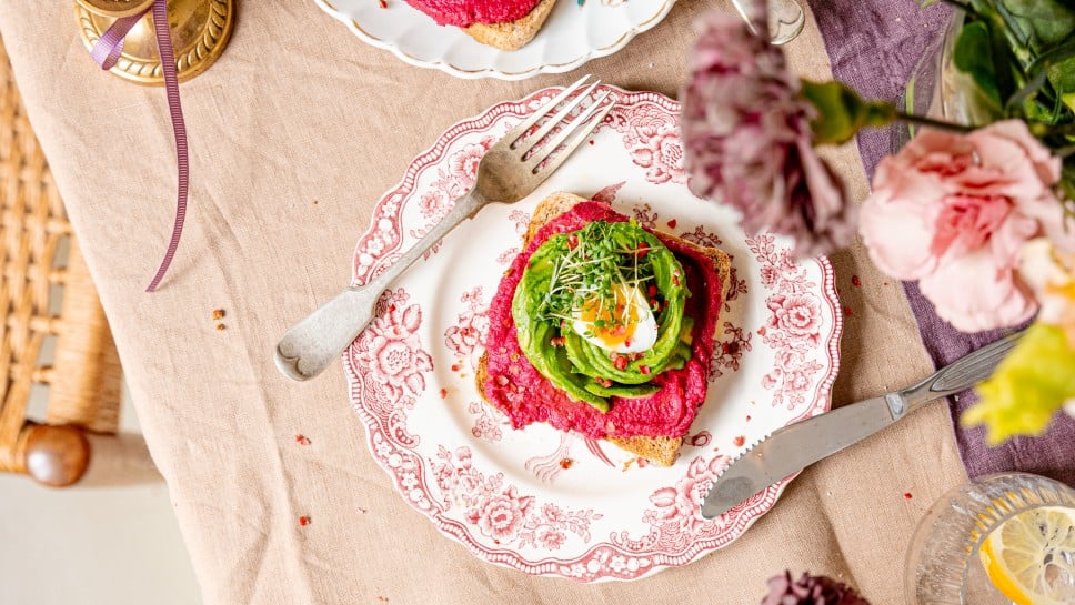 Avocado Rose auf Toast mit Pink Hummus