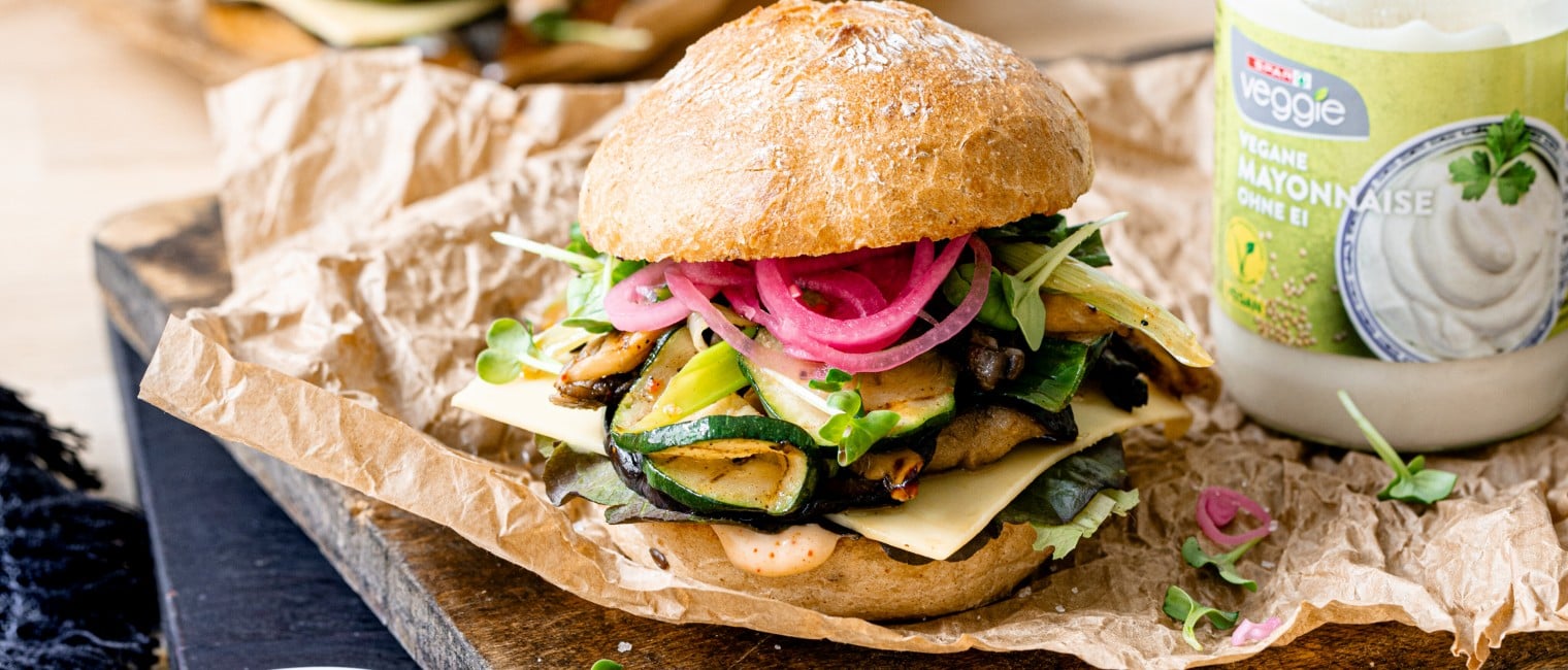 veganer Burger mit Grillgemüse