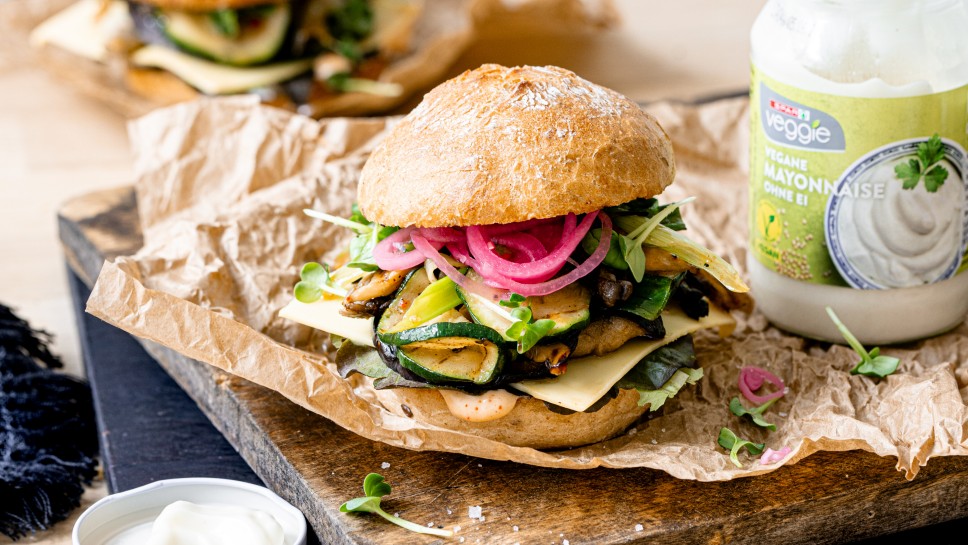 veganer Burger mit Grillgemüse