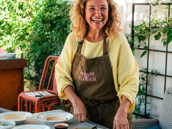 Haya Molcho im Garten
