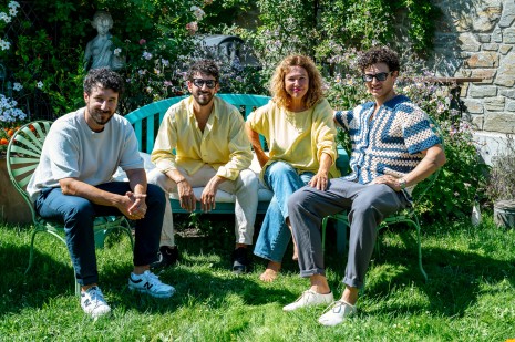 Haya Molcho und ihre Söhne Elior, Ilan und Nuriel im Garten